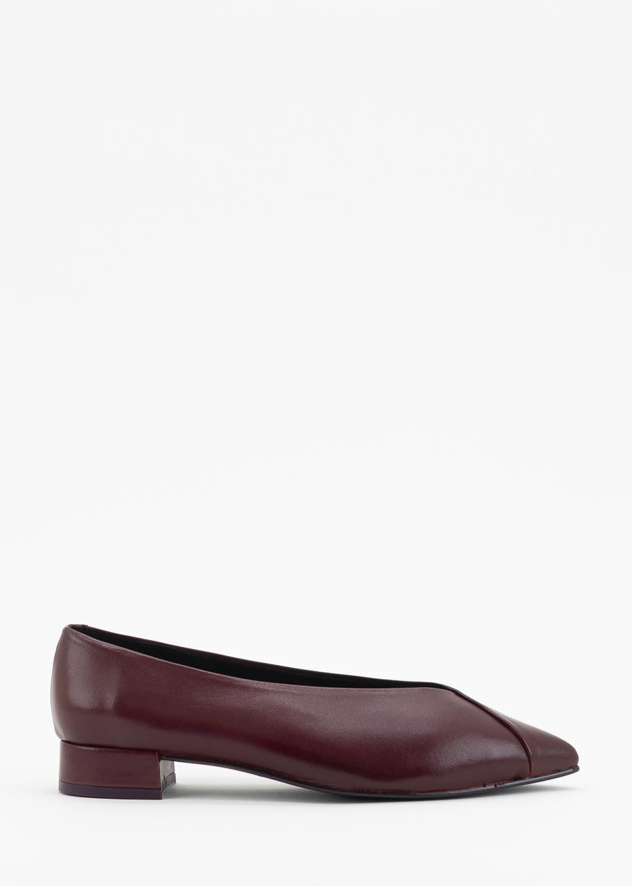 ASTRID BURDEOS ESENCIAL
