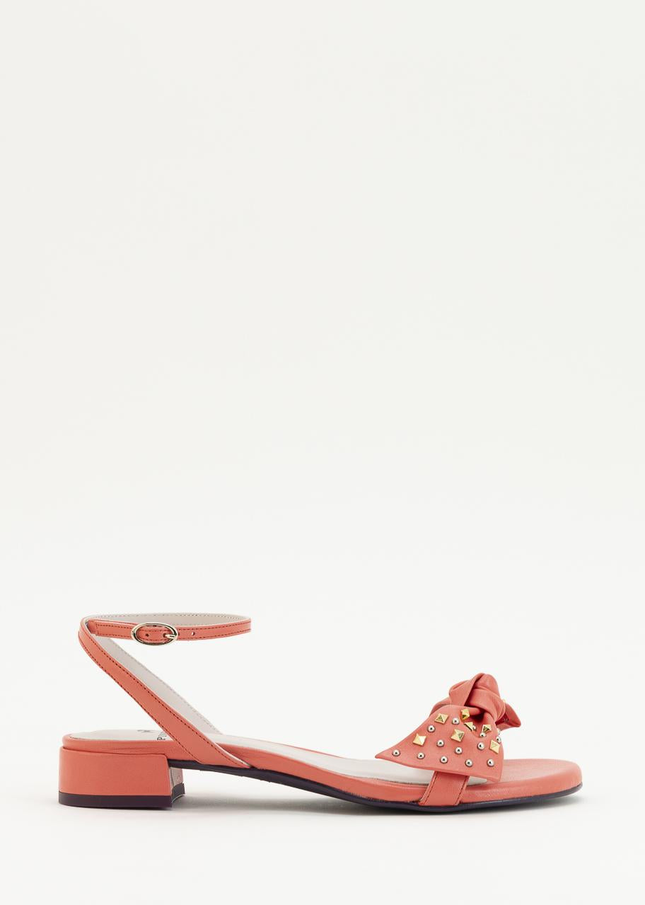 LARA CORAL TACHAS