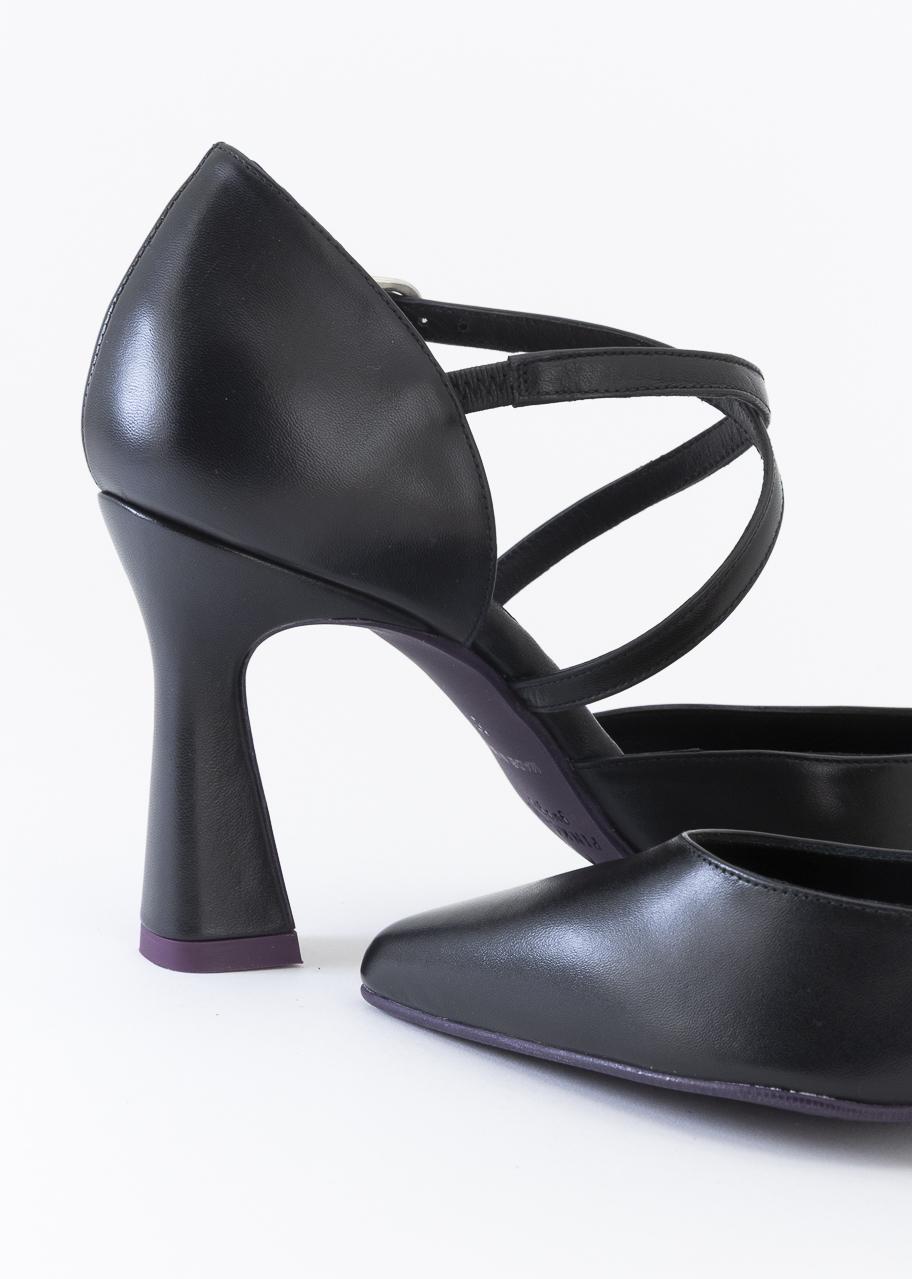 JULIA NEGRO ESENCIAL